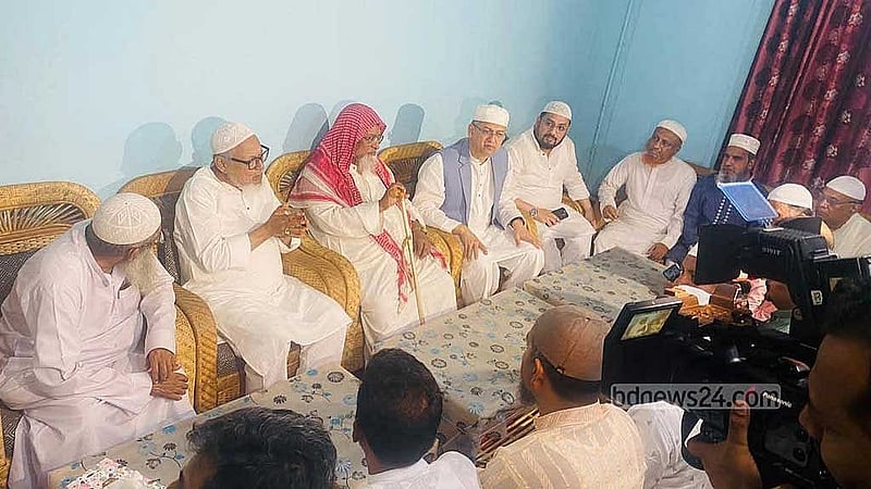 বিএনপির স্থায়ী কমিটির সদস্য নজরুল ইসলাম খান এবং সালাহউদ্দিন আহমদ শুক্রবার হাটহাজারীর আল-জামিয়াতুল আহলিয়া দারুল উলূম মুঈনুল ইসলাম মাদ্রাসায় গিয়ে মহাপরিচালক মুফতি খলিল আহমেদ কাশেশী এবং শায়খুল হাদীস শেখ আহমেদের সঙ্গে সাক্ষাত করেন।