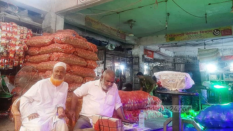 শুল্ক কমানোর পর ভারতীয় পেঁয়াজ কারওয়ান বাজারে আসেনি বলে জানিয়েছেন ব্যবসায়ীরা। পাইকারিতে দেশি পেঁয়াজের দর কমেছে ২ টাকার মত। 