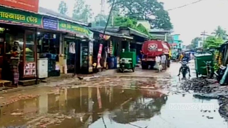 বৃষ্টি হলে এমচরহাট বাজারের সড়কে কয়েক দিন ধরে পানি জমে থাকে।