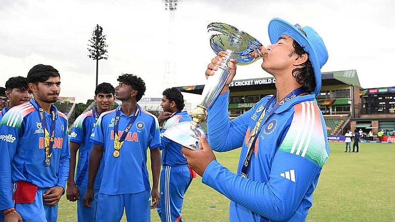 ট্রফিতে চুমু আঁকছেন ভারতের জয়ের নায়ক সুরিয়াভানশি। ছবি: ইন্ডিয়ান ক্রিকেট টিম ফেইসবুক