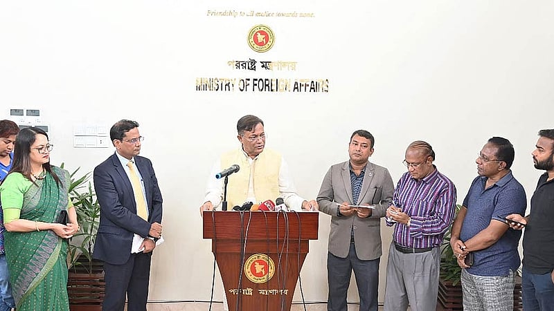 পররাষ্ট্র মন্ত্রণালয়ের সাংবাদিকদের প্রশ্নের জবাব দিচ্ছেন মন্ত্রী হাছান মাহমুদ।