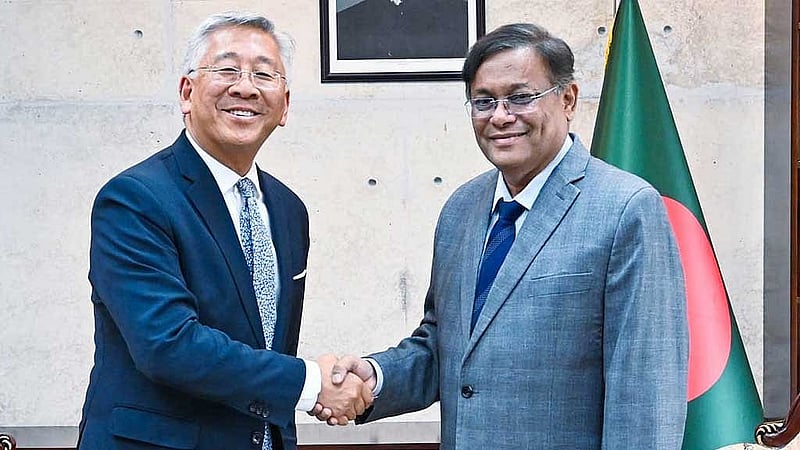 ঢাকায় পররাষ্ট্র মন্ত্রণালয়ে বুধবার পররাষ্ট্রমন্ত্রী হাছান মাহমুদের সঙ্গে বৈঠক করেন মার্কিন সহকারী পররাষ্ট্রমন্ত্রী ডনাল্ড লু।