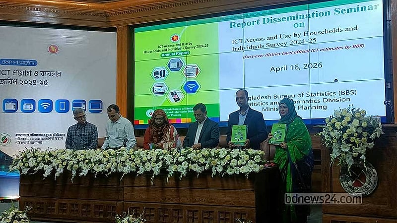 বিবিএস অডিটোরিয়ামে বৃহস্পতিবার এক অনুষ্ঠানে ‘তথ্য প্রযুক্তি ব্যবহারের সুযোগ এবং ব্যক্তি ও খানা পর্যায়ে ব্যবহার ২০২৪-২৫’ শীর্ষক জরিপের ফলাফল প্রকাশ অনুষ্ঠানে অতিথিরা। 
