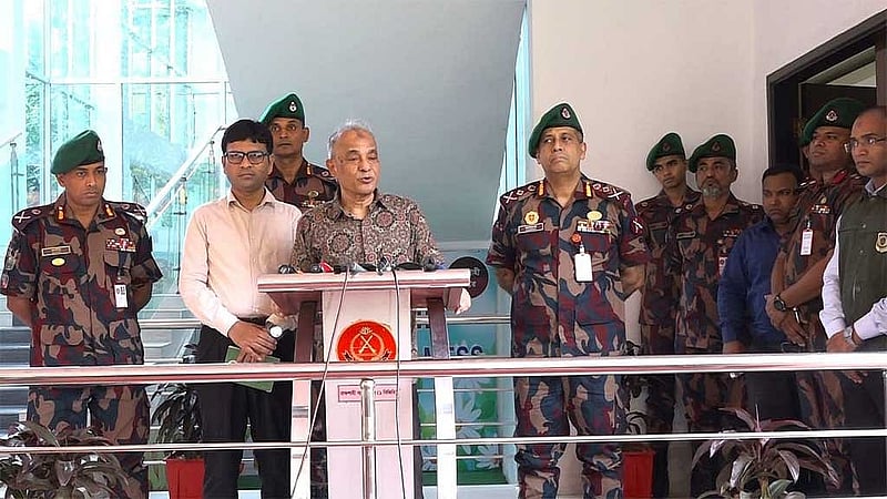 দুপুরে রাজশাহী বিজিবি সেক্টর সদর দপ্তরে এক অনুষ্ঠানে যোগ দেন স্বরাষ্ট্র উপদেষ্টা।