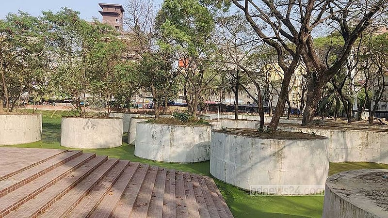উদ্যানে আসা মানুষের মন ভালো করতে, উৎফুল্ল রাখতে জলাধার, চা, কফির ব্যবস্থাও থাকবে। 