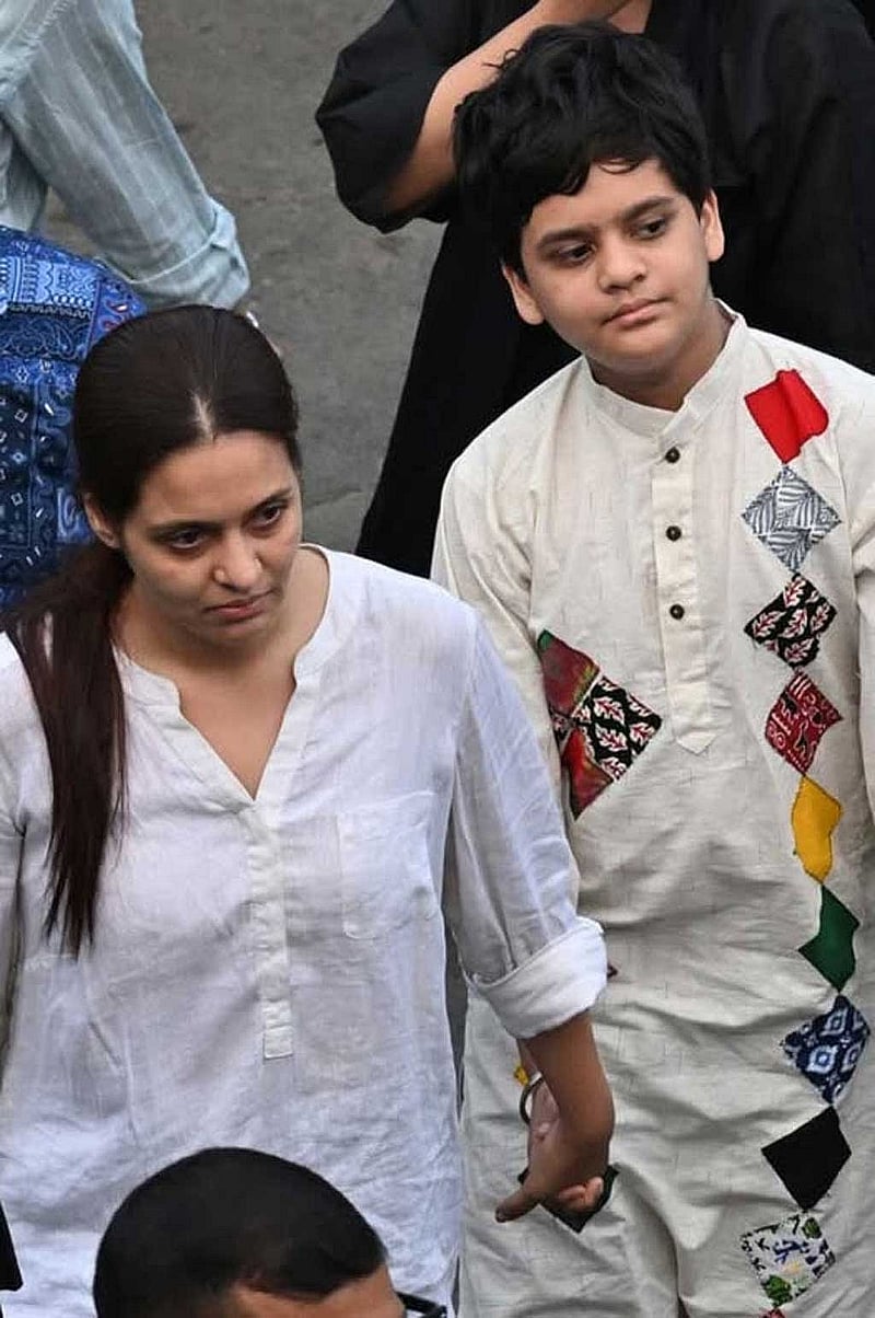 রাহুলের শেষ বিদায়ে একমাত্র সন্তান সহজকে নিয়ে স্ত্রী প্রিয়াঙ্কা সরকার।