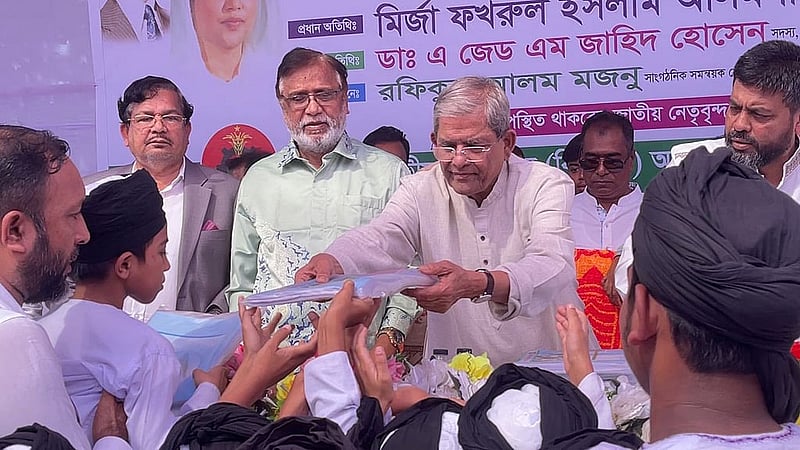 খালেদা জিয়ার পৈত্রিক বাসভবনে বিএনপির আয়োজনে বন্যায় ক্ষতিগ্রস্ত ২৫ জনের মাঝে ঢেউটিন এবং ২০০ শিক্ষার্থীর মাঝে শিক্ষা উপকরণ বিতরণ করা হয়।