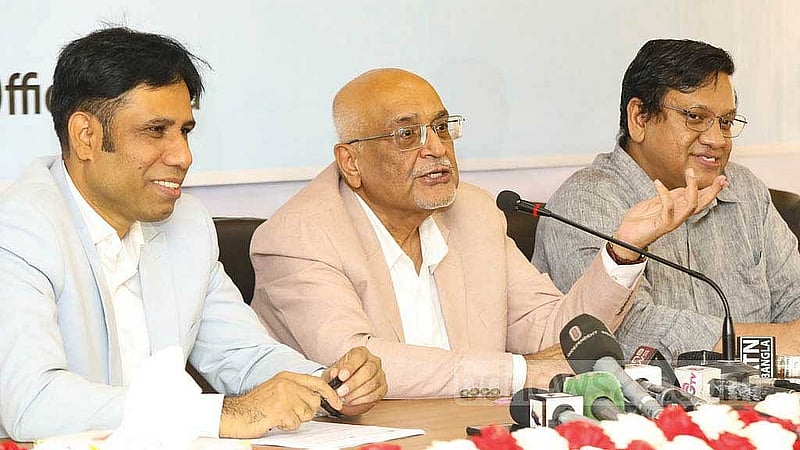 সিপিডির সম্মানীয় ফেলো দেবপ্রিয় ভট্টাচার্য (মাঝে)। ফাইল ছবি
