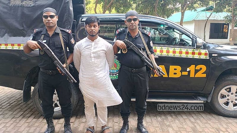 বগুড়ার দুপচাঁচিয়ায় মাকে হত্যার অভিযোগে সাদকে গ্রেপ্তার করে র‌্যাব।
