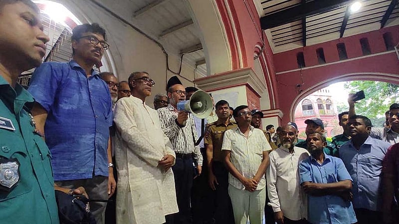 চট্টগ্রামে রেলের জমিতে আইসিডি প্রকল্পের জমি ইজারা বাতিলের দাবিতে আন্দোলনকারী রেলের কর্মীদের সঙ্গে মঙ্গলবার আলোচনা শেষে তাদের আশ্বস্ত করেন পূর্ব রেলের মহাব্যবস্থাপক মো. সবুক্তগীন (ছবিতে মাইক হাতে)।