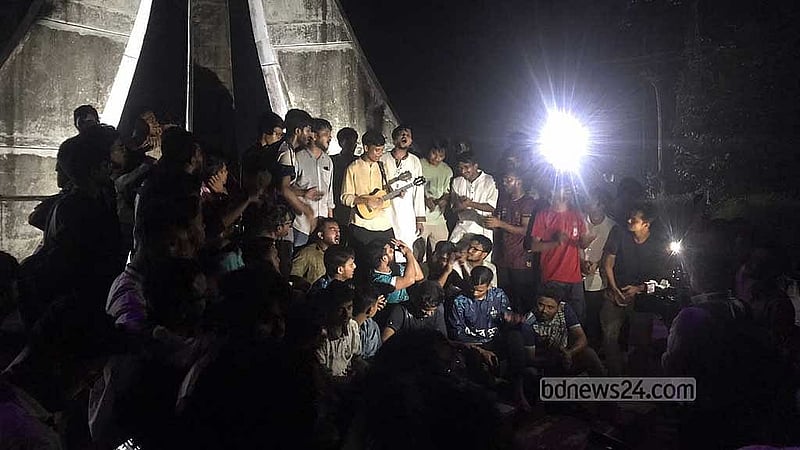 চট্টগ্রাম বিশ্ববিদ্যালয়ের কেন্দ্রীয় শহীদ মিনারে ভোট গণনার সময় গানের আসর বসিয়ে ফলের অপেক্ষা।