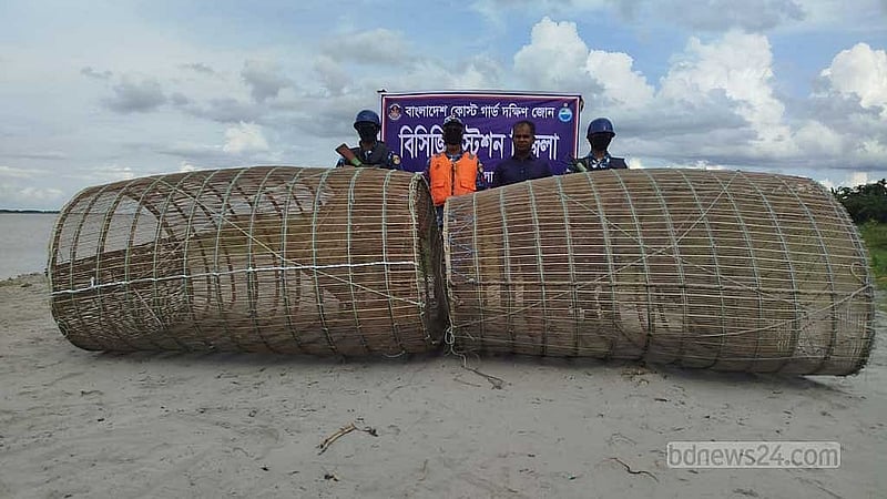 মেহেন্দিগঞ্জ উপজেলার নদী থেকে জব্দ করা চাঁই।