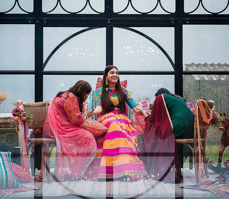 রাধিকের কথায়, বাড়ির লোকজন, স্বজন ও কাছের বন্ধু মিলিয়ে বিয়েতে অতিথি ছিলেন ৪০ জন। তাদের মধ্যে রুপটান শিল্পী এবং চিত্রগ্রাহকরাও ছিলেন।