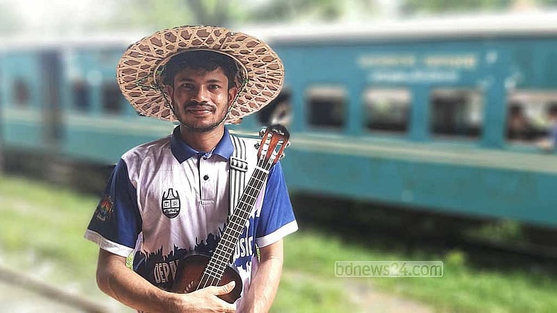 গান করে ভোট চাইছেন জাহিদুল ইসলাম জিকু।