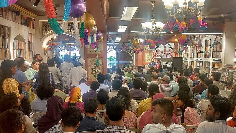 ঢাকায় বিশ্বসাহিত্য কেন্দ্রে শনিবার বাতিঘর শাখায় বইপ্রেমী, লেখক, প্রকাশকদের আড্ডা।