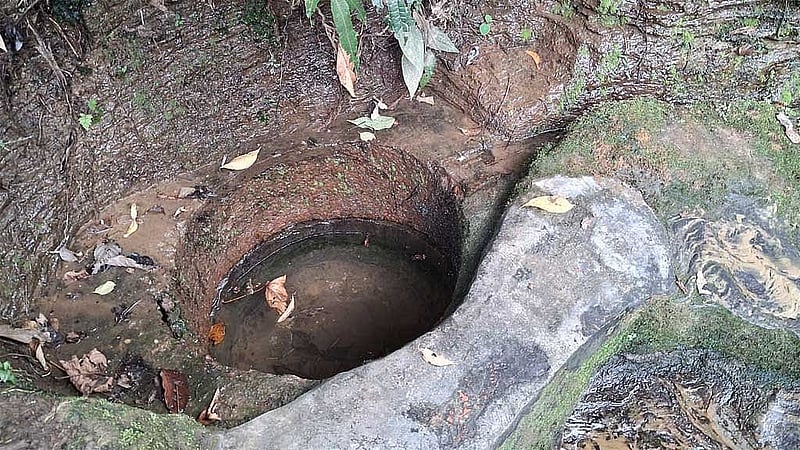কাপতলা পাড়ায় পানীয় জলের একমাত্র অবলম্বন হলো পুরোনো দিনের কুয়োর পানি। ছবি: বেলায়েত হোসেন