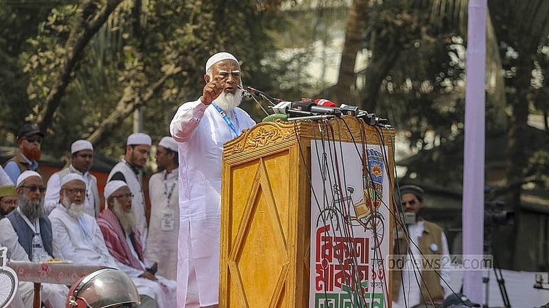 ভোটের প্রচারের শেষ দিন সোমবার এক পথসভায় জামায়াতে ইসলামীর আমির শফিকুর রহমান। 