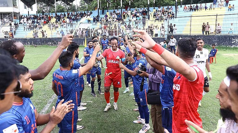 পেশাদার ক্যারিয়ারের ইতি টেনে দেওয়া গোলকিপার আশারাফুল ইসলাম রানা মাঠ ছাড়েন সবার ভালোবাসার সিক্ত হয়ে। ছবি: বাফুফে