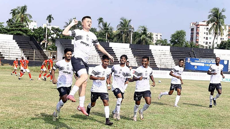 পিছিয়ে পড়ার পর সমতার স্বস্তি ফিরলেও শেষ পর্যন্ত বড় ব্যবধানে হারল মোহামেডান। ছবি: বাফুফে