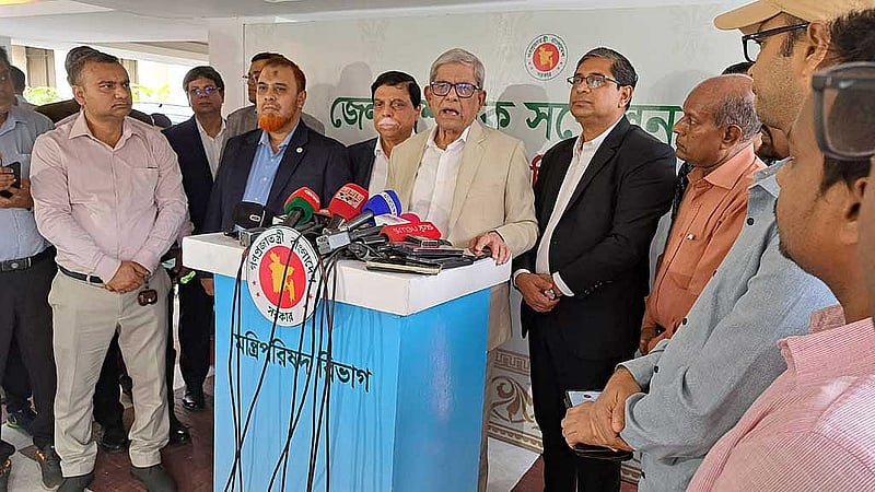 ঢাকার ওসমানী স্মৃতি মিলনায়তনে মঙ্গলবার ডিসি সম্মেলন থেকে বেরিয়ে সাংবাদিকদের মুখোমুখি হন স্থানীয় সরকার মন্ত্রী মির্জা ফখরুল ইসলাম আলমগীর।