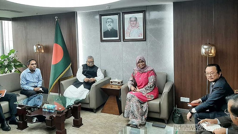 মালয়েশিয়ার হাই কমিশনার হাজনাহ মো. হাশিম বুধবার প্রবাসী কল্যাণ ও বৈদেশিক কর্মসংস্থান মন্ত্রণালয়ের প্রতিমন্ত্রী শফিকুর রহমান চৌধুরীর সঙ্গে সৌজন্য সাক্ষাৎ করেন। 