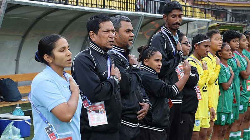 ম্যাচ শুরুর আগে স্টাফ ও খেলোয়াড়দের সঙ্গে বাংলাদেশ দলের প্রধান কোচ মাহবুবুর রহমান লিটু (বাঁ থেকে দ্বিতীয়)। ছবি: বাফুফে