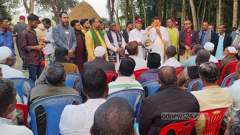 কুমিল্লা-৮ আসনে বিএনপি মনোনীত প্রার্থী জাকারিয়া তাহের সুমন যাচ্ছেন ভোটারদের দ্বারে দ্বারে।   কুমিল্লা-৮ আসনে জামায়াত ইসলামীর শফিকুল আলম হেলালও ভোটের জন্য চষে বেড়াচ্ছেন জনপদ।