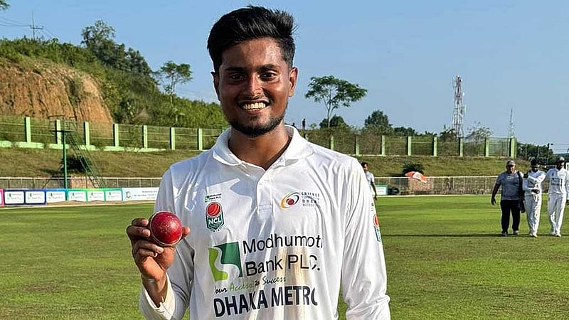 প্রথম শ্রেণির ক্রিকেটে অভিষেকে ৮ উইকেট নিয়ে ম্যাচ সেরা অফ স্পিনার আশরাফুল ইসলাম।