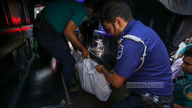 ২৬ অক্টোবর ২০২৫: ঢাকার ফার্মগেটে কৃষিবিদ ইনস্টিটিউটের সামনে মেট্রো লাইনের বিয়ারিং প্যাড খুলে পড়ে নিচে থাকা এক পথচারীর মৃত্যু হয়। বেলা সাড়ে ১২টার দিকের এ ঘটনার পর মেট্রোরেলের চলাচল বন্ধ হয়ে যায়। ছবি: আব্দুল্লাহ আল মমীন