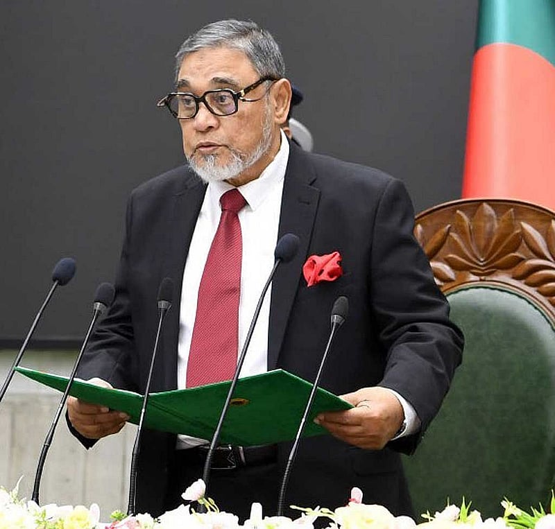 মঙ্গলবার সংসদ ভবনের শপথ কক্ষে নবনির্বাচিত সংসদ সদস্যদের শপথ পড়ান প্রধান নির্বাচন কমিশনার এ এম এম নাসির উদ্দিন। ছবি: পিআইডি