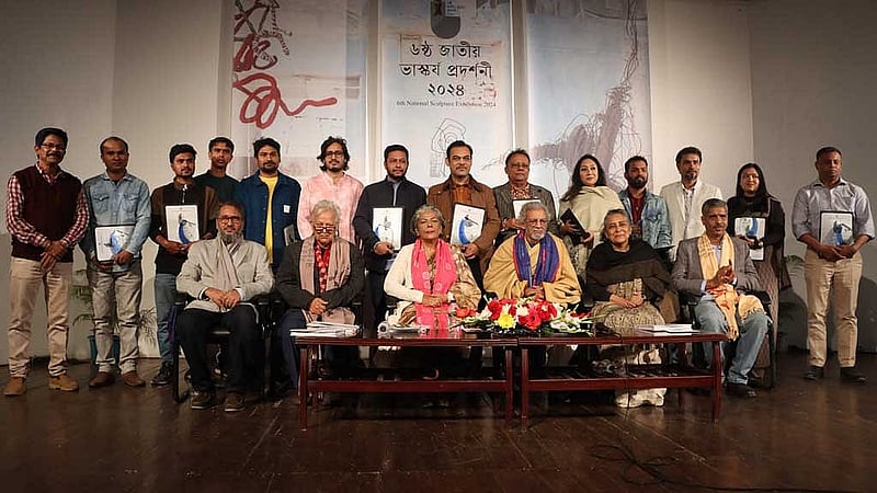ষষ্ঠ জাতীয় ভাস্কর্য প্রদর্শনীর উদ্বোধনী অনুষ্ঠানে ১৩ জন ভাস্করকে পুরস্কার দেওয়া হয়।