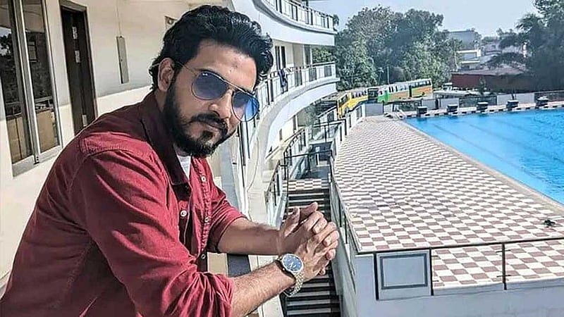 জাহাঙ্গীরনগর বিশ্ববিদ্যালয়ে ছাত্রলীগ নেতাকে পিটিয়ে হত্যার ভিডিওতে দেখা গেছে বিশ্ববিদ্যালয়ের বৈষম্যবিরোধী ছাত্র আন্দোলনের সমন্বয়ক আহসান লাবীবকে। তাকে সংগঠন থেকে সাময়িক অব্যাহতি দেওয়া হয়েছে। ভিডিওতে দেখা গেছে ছাত্রদলের পাঁচ জনকেও। 