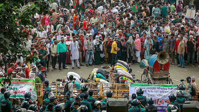 চাকরি জাতীয়করণের দাবিতে গত ১৯ অক্টোবর রাজধানীর শাহবাগ মোড় অবরোধ করেন বিভিন্ন সরকারি প্রতিষ্ঠানের আউটসোর্সিং কর্মীরা।