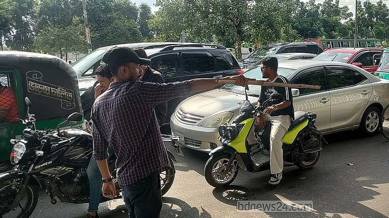 সরকার পতনের পর পুলিশ উধাও হয়ে যাওয়ার মধ্যে সড়কে শৃঙ্খলায় কাজ করেছিল শিক্ষার্থীরা। যানজটের প্রকোপের মধ্যে সেই স্মৃতিই শিক্ষার্থীদেরকে এই কাজে নিয়োগ করতে প্ররোচিত করেছে।