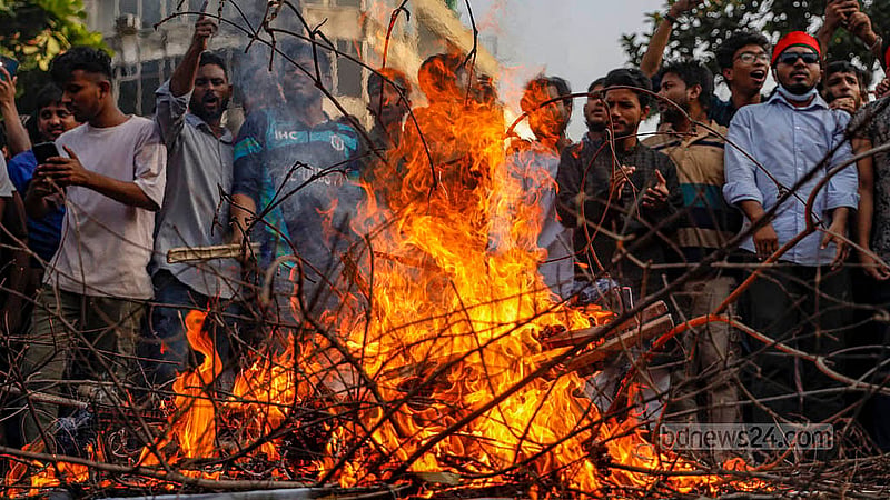 ধানমন্ডির রাসেল স্কয়ার মোড়ে সোমবার সড়কের ওপর আগুন জ্বালিয়ে অবস্থান নেয় ছাত্রজনতা।