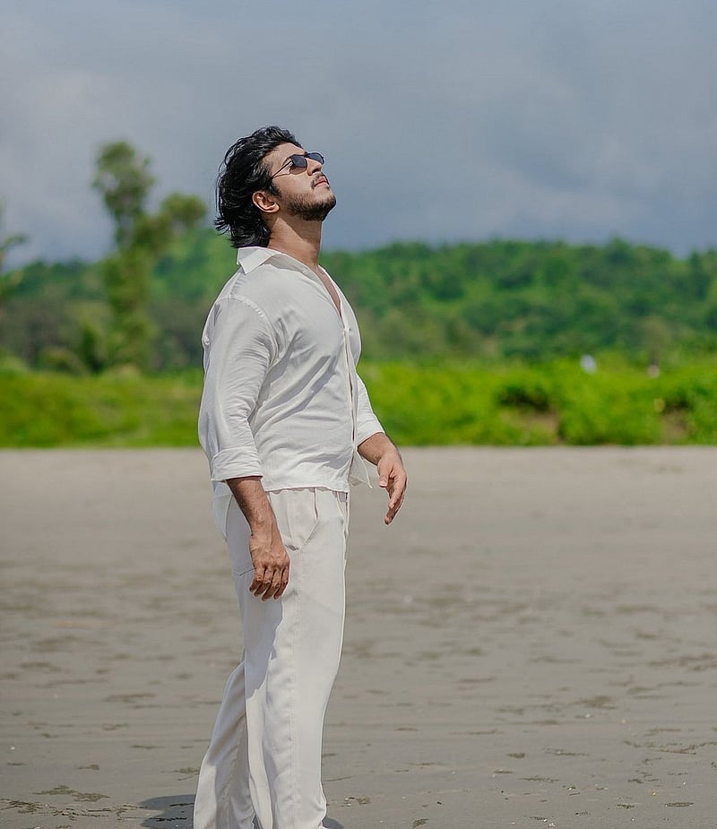 খালি পায়ে বালুর উপর দাঁড়িয়ে কিছু ছবি পোস্ট করে অভিনেতা তৌসিফ মাহবুব লিখেছেন, &amp;quot;আকাশই সীমা নয়, সীমা নির্ধারণ করে আমার মানসিকতা।&amp;quot;
