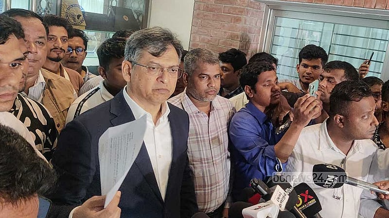 জাতীয় ঐকমত্য কমিশনের সংলাপের পর সাংবাদিকদের ব্রিফিং করেন বিএনপির স্থায়ী কমিটির সদস্য সালাহউদ্দিন আহমদ। ফাইল ছবি