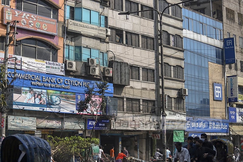 পুরান ঢাকার নর্থ সাউথ রোডে গা ঘেঁষাঘেঁষি করে গড়ে ওঠা ভবনগুলোতে ব্যবসায়িক প্রতিষ্ঠান থেকে শুরু করে ব্যাংক, সব কিছুই রয়েছে। এখানকার কোনো ভবনে কোনো দুর্ঘটনা ঘটলে পাশেরটিও হবে আক্রান্ত। 