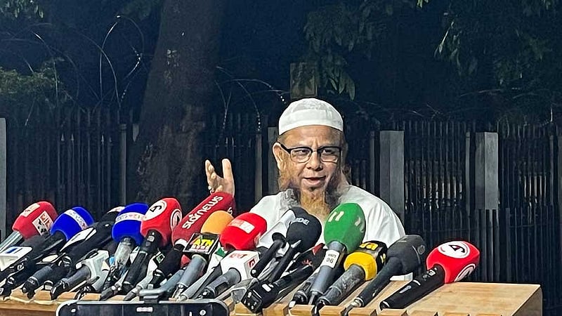বৈঠক শেষে ব্রিফিংয়ে ইসলামী আন্দোলন বাংলাদেশের যুগ্ম-মহাসচিব গাজী আতাউর রহমান। ছবি: পিআইডি