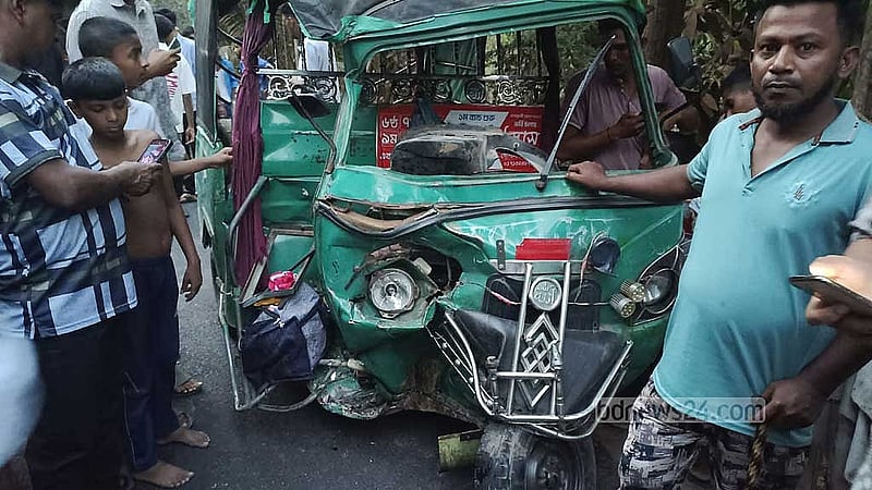 বুধবার সন্ধ্যায় গোপালগঞ্জের টুঙ্গিপাড়া উপজেলায় সড়ক দুর্ঘটনায় দুইজন নিহত হন। 