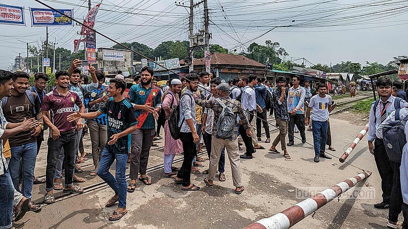 মঙ্গলবার দুপুর পর্যন্ত শিক্ষার্থীরা কলেজের প্রধান গেইট বন্ধ করে অবস্থান নিয়ে বিক্ষোভ করেন। 
