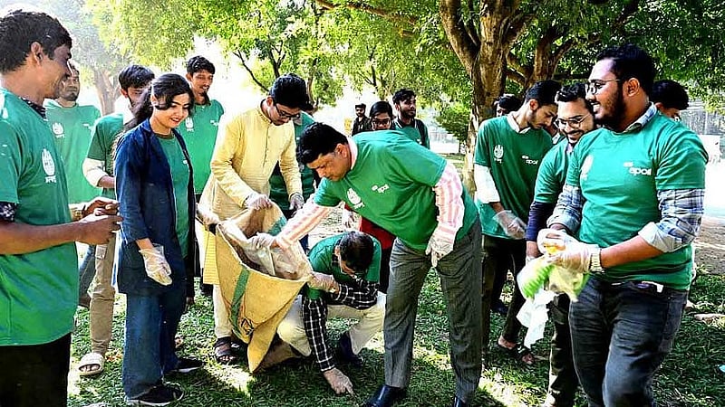 চাকসুর উদ্যোগে গত রোববার ক্যাম্পাসে পরিচ্ছন্নতা অভিযান পরিচালনা করা হয়। ছবি: চাকসু