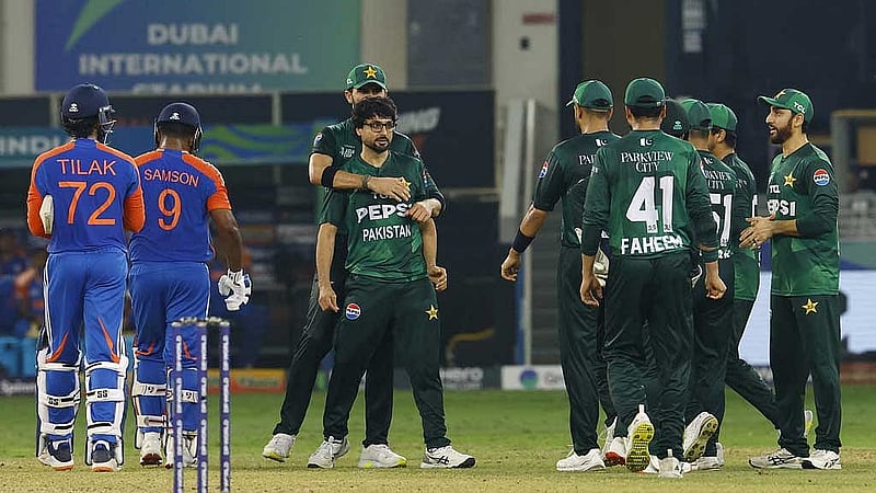 ছোট পুঁজি নিয়ে বোলিংয়ে লড়াই করলেও পারল না পাকিস্তান। ছবি: রয়টার্স