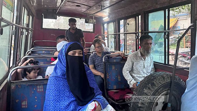 আটজন যাত্রী নিয়ে চলছিল গাবতলী থেকে মিরপুর-১৪ গামী একটি বাস।