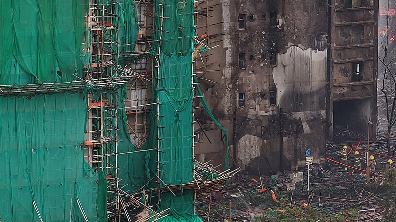 দমকল কর্মকর্তারা বলছেন, ভবনগুলোর বাইরে সংস্কার কাজের জন্য লাগানো বাঁশের কাঠামো, নিম্নমানের জাল ও প্লাস্টিক শিট আগুন দ্রুত ছড়িয়ে পড়তে সহায়তা করে। ছবি: রয়টার্স