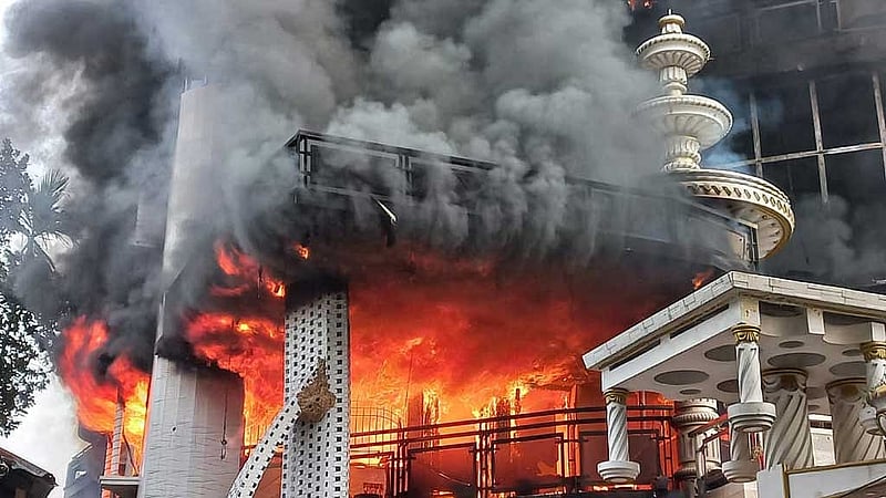 শেখ হাসিনা সরকারের পতনের পর আওয়ামী লীগ নেতাকর্মীদের বাড়িঘরে হামলা চলছে। এগুলো থামানোর অনুরোধ করেন সোহেল তাজ।