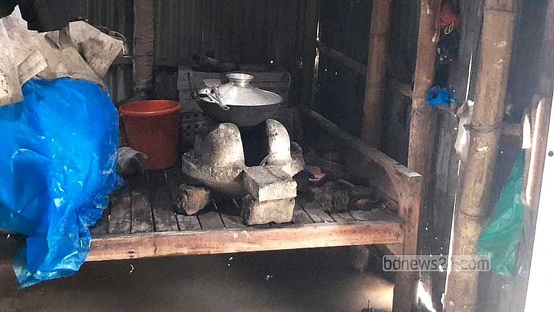 সদর উপজেলার খুঁনিয়াগাছ এলাকায় ঘরে পানি ঢুকে যাওয়ায় রান্নার কাজ সারতে হচ্ছে চৌকিতে চুলা বসিয়ে।