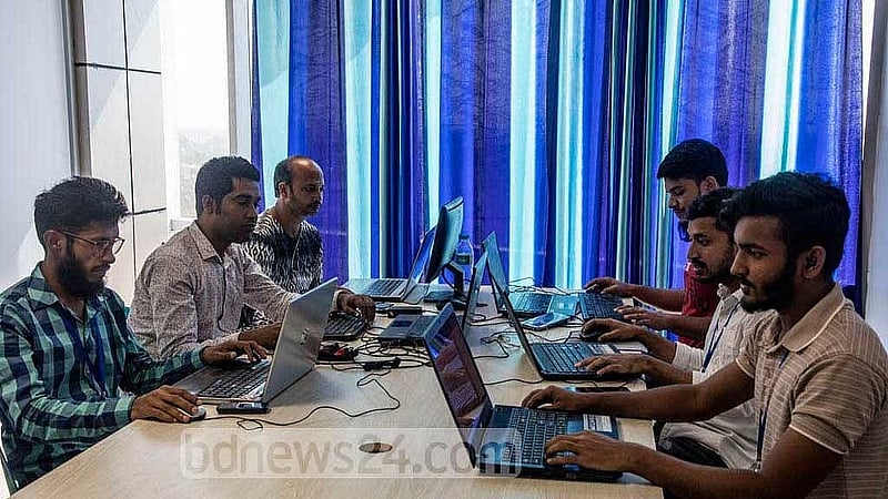 ইন্টরনেট না থাকায় বিপাকে আছেন ফ্রিল্যান্সাররাও। ফাইল ছবি