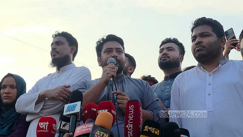 এনসিপির জুলাই পদযাত্রা। নারায়ণগঞ্জের চাষাড়ায় সমাবেশে বক্তব্য রাখেন দলে আহ্বায়ক নাহিদ ইসলাম।
