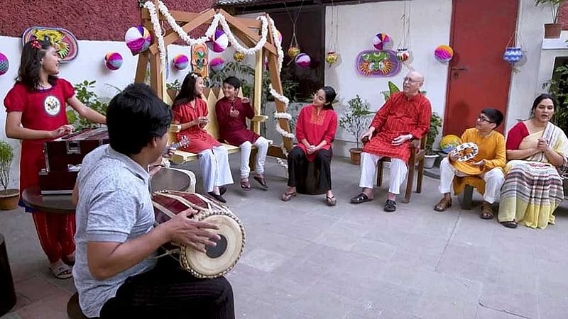 ‘হৈ হৈ হল্লা সিজন থ্রি' নাটকের দৃশ্য। ছবি: দুরন্ত টিভির সৌজন্যে। 